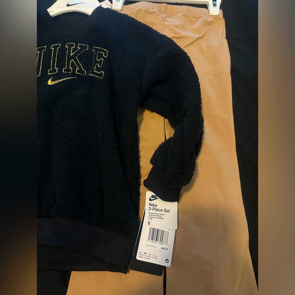 Black and Gold Nike outfit - Picture 3 of 6